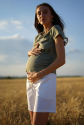 Шорты для беременных и будущих мам будут белыми с цветочным принтом 2