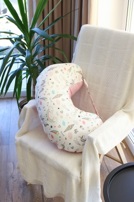 Подушка для кормления Единороги на белом Yula Mama